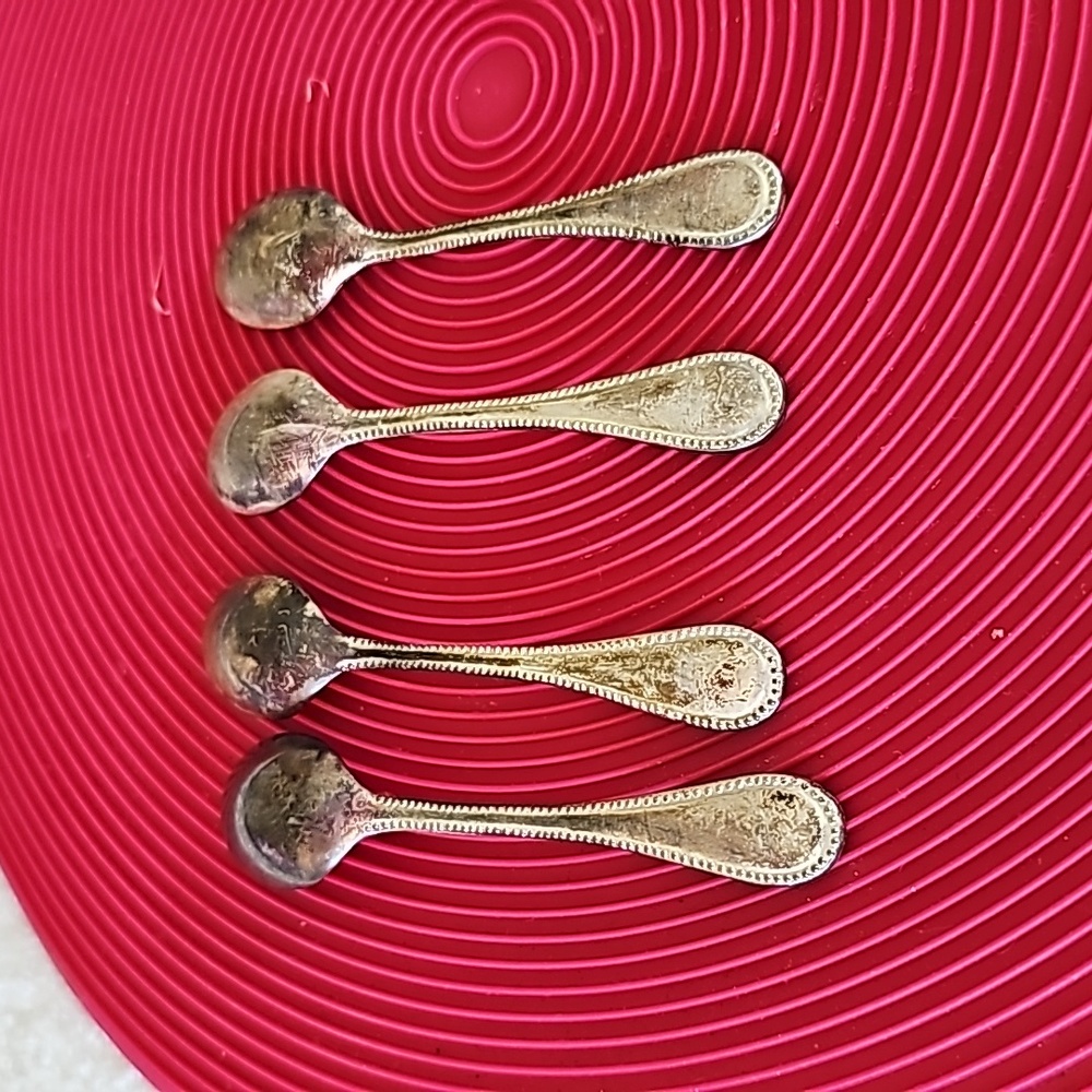 4 Small Teaspoons - Picture 2 of 5